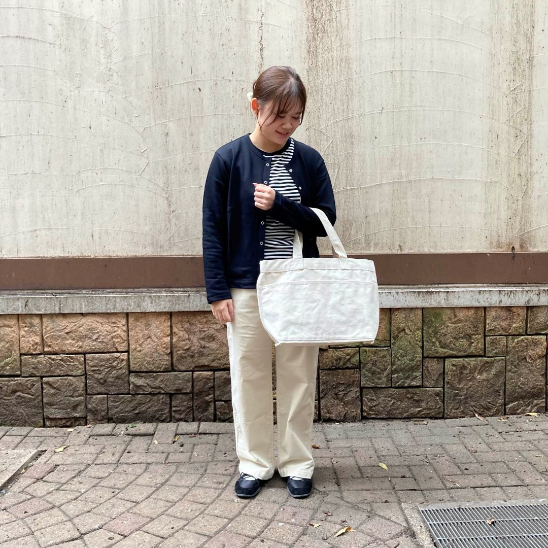 女性スタッフコーデュロイパンツ着用画像①