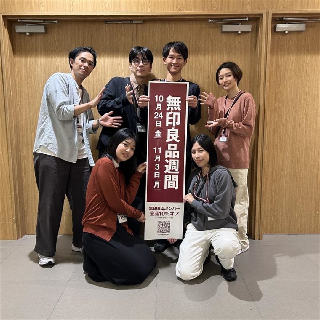 スタッフが良品週間のお知らせをしている画像