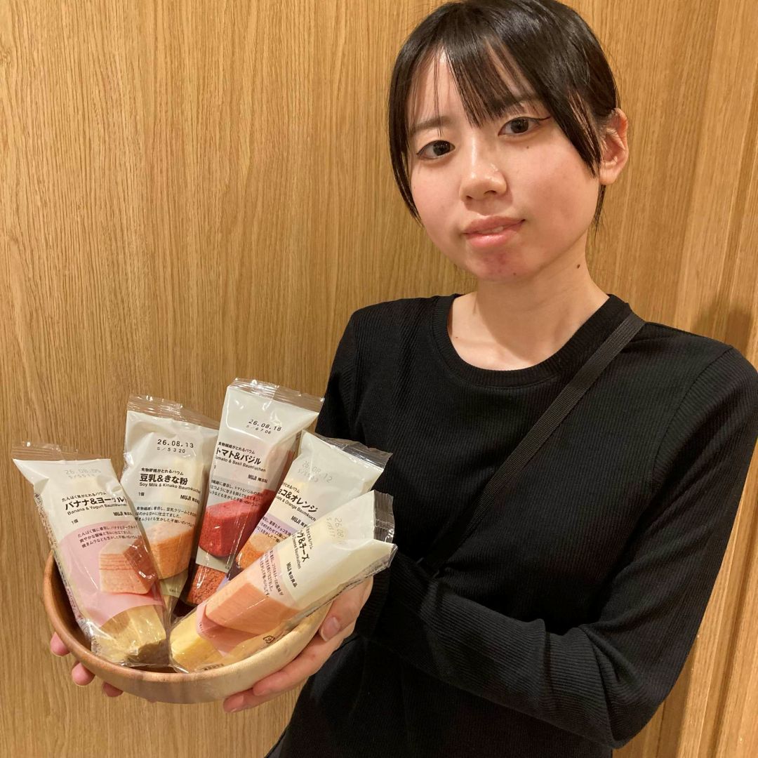 スタッフが栄養バウムを持っている画像