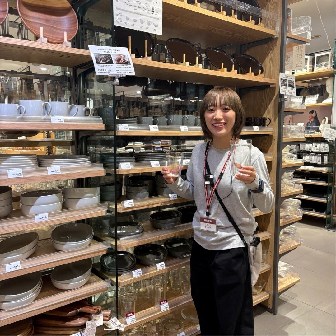 スタッフが商品を持っている画像