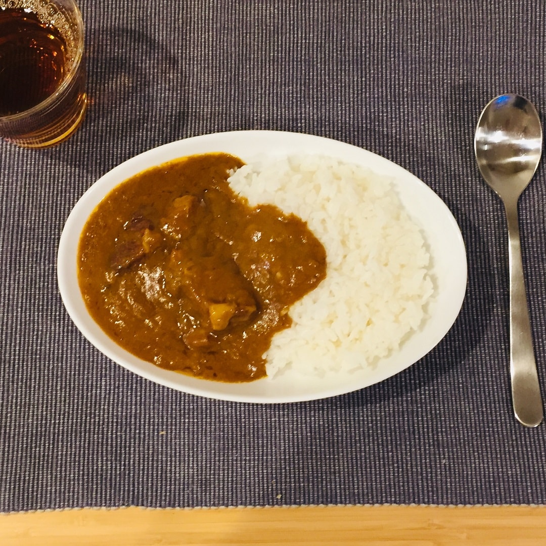 キービジュアル画像：素材を生かした　ごろり牛肉のスパイシーカレー｜スタッフのおすすめ