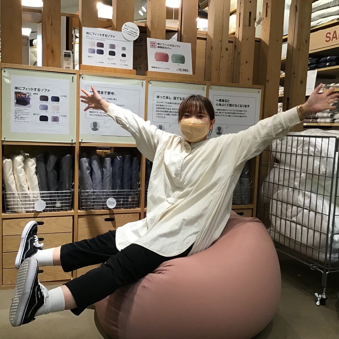 体にフィットするソファ画像