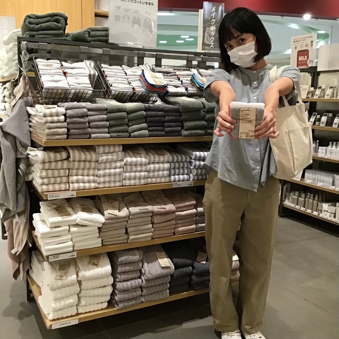残反タオルを持ったスタッフ
