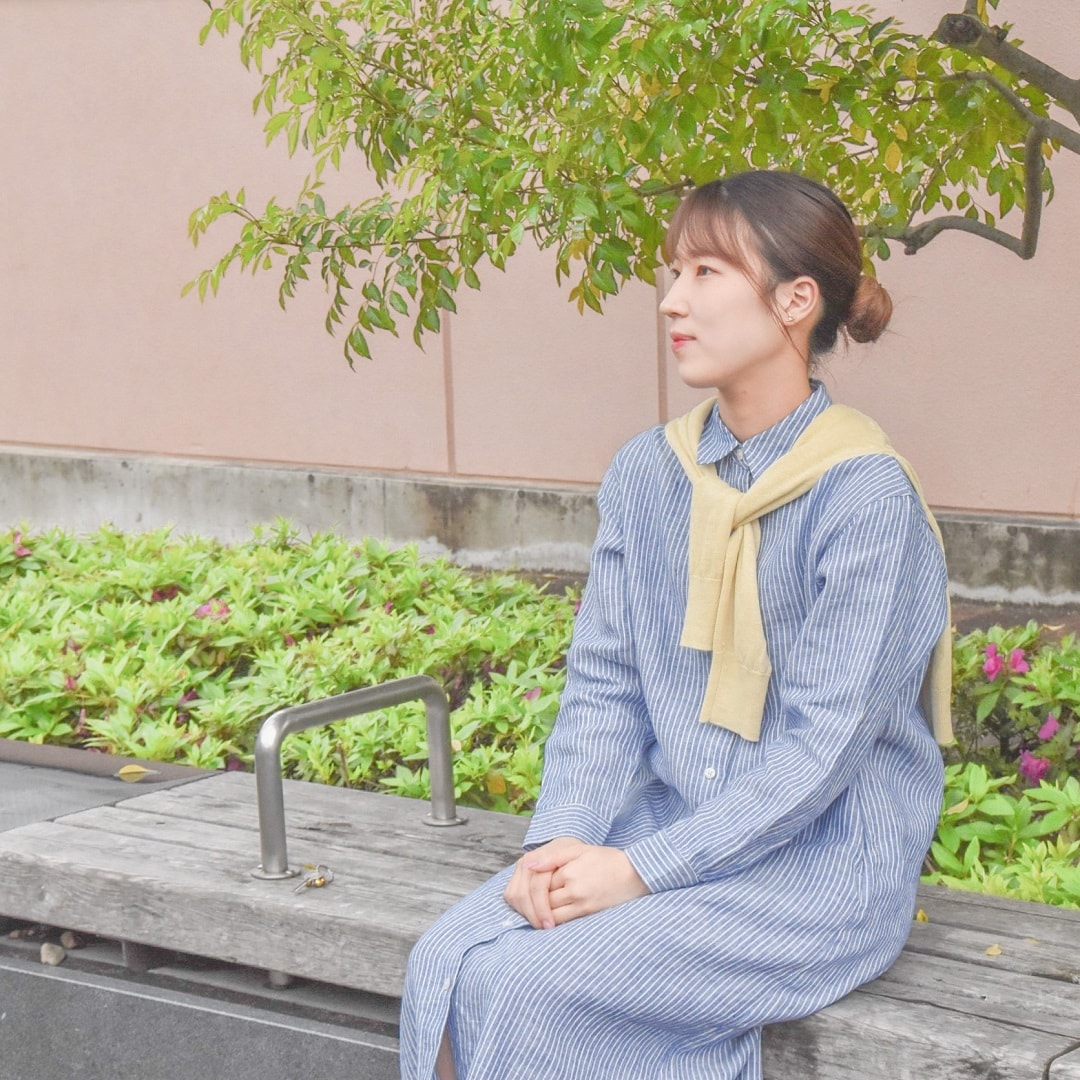 ワンピース椅子に座るスタッフ