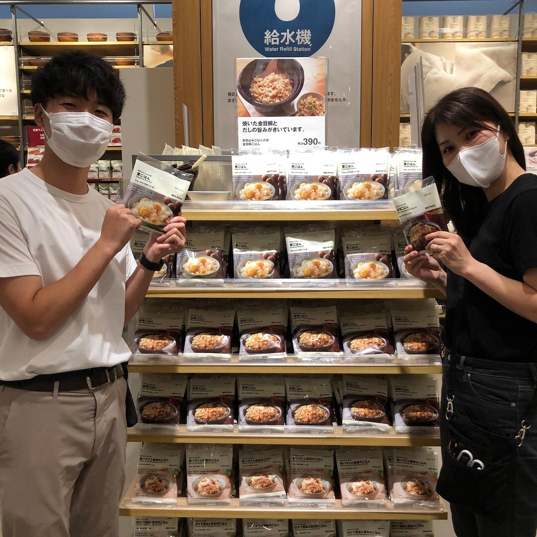 スタッフと炊き込みご飯の素
