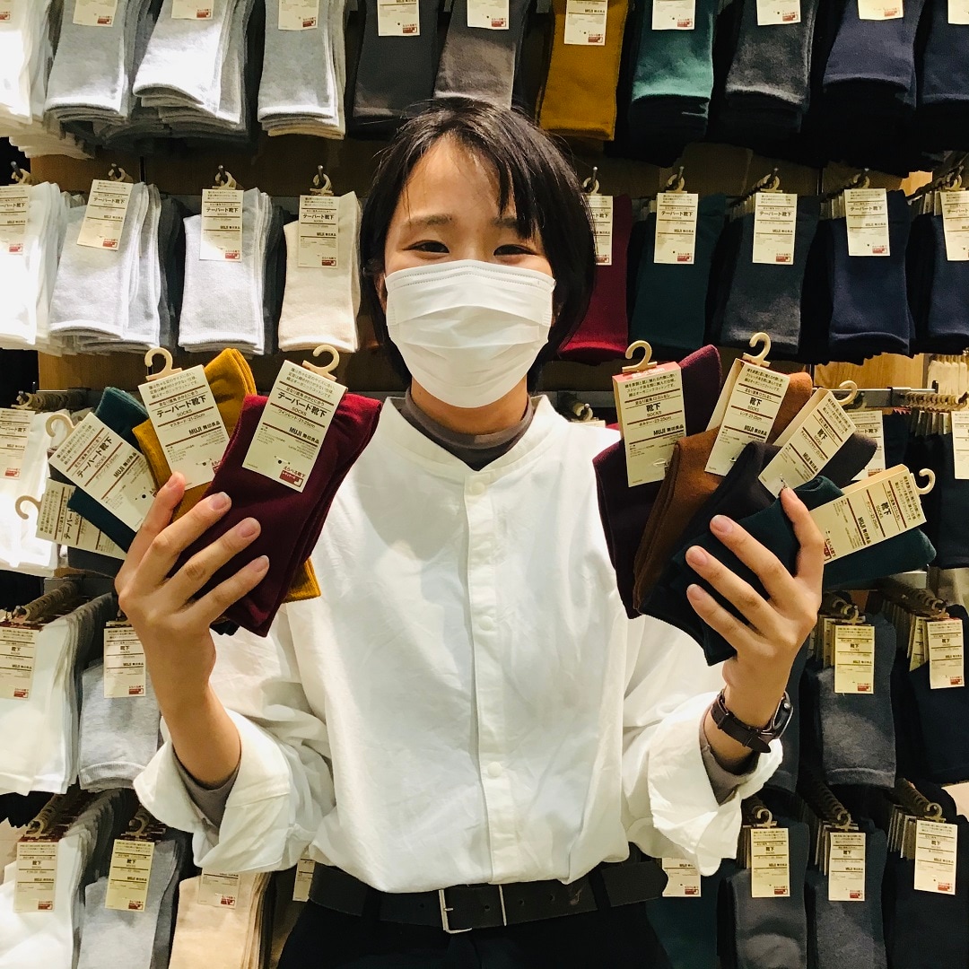 靴下を持っている女性の写真