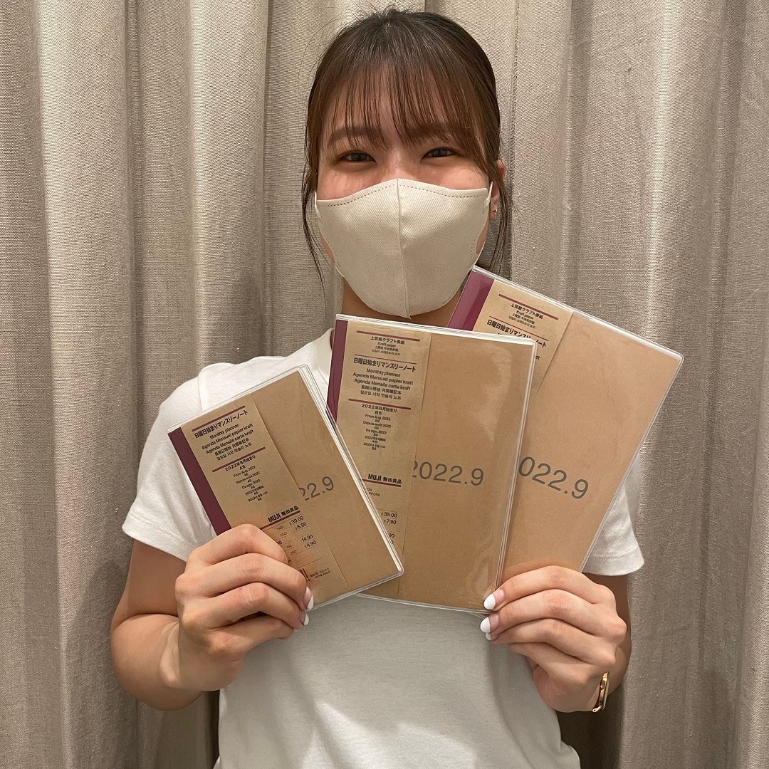 スケジュール帳持っているスタッフ