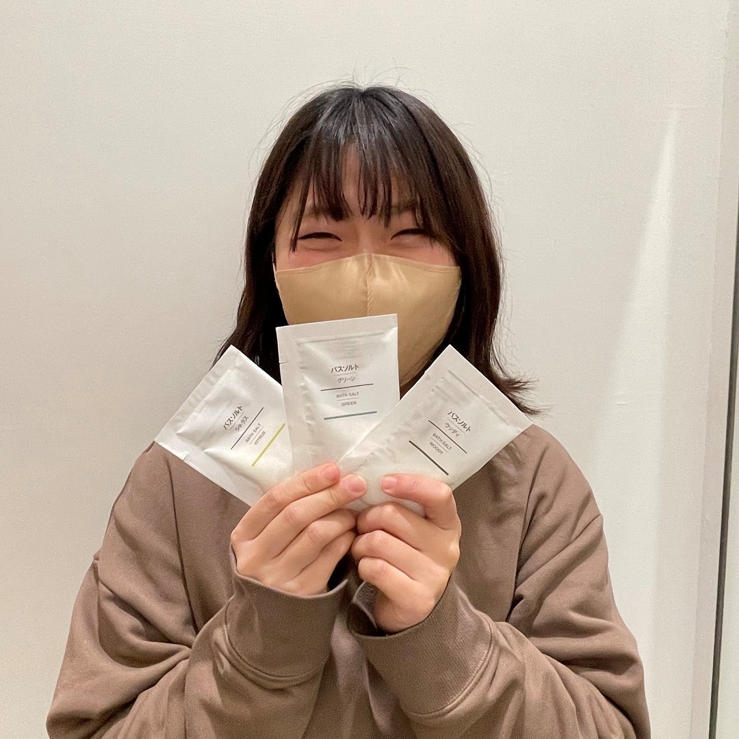バスソルトを持っているスタッフ