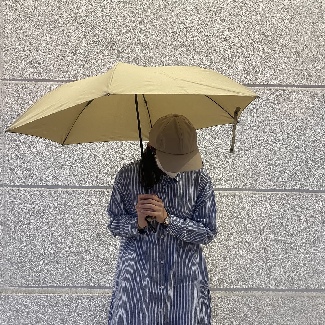 ワンピースを着た傘を持ったスタッフの写真