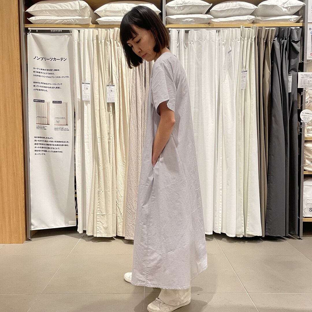 ワンピースを着たスタッフの写真