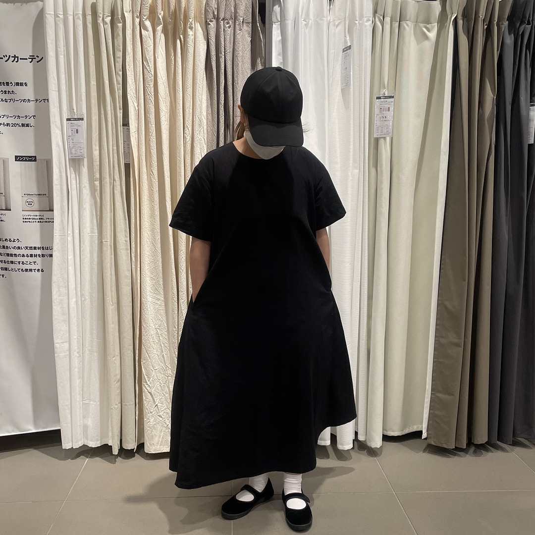 ワンピースを着たスタッフの写真