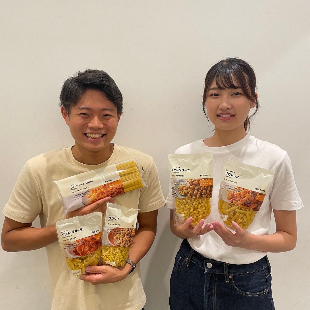 乾麺パスタシリーズを持つスタッフの写真