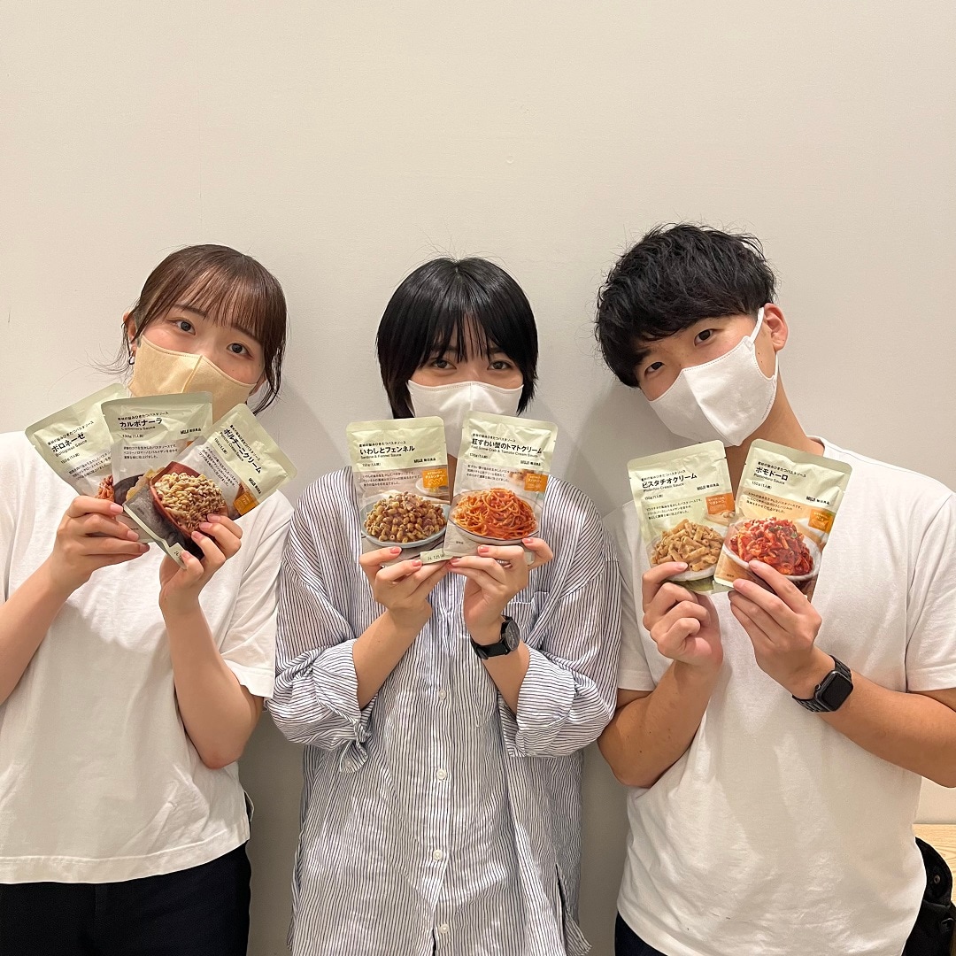 パスタソースを持ったスタッフ
