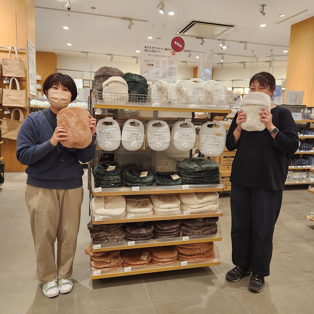 湯たんぽとスタッフ二人