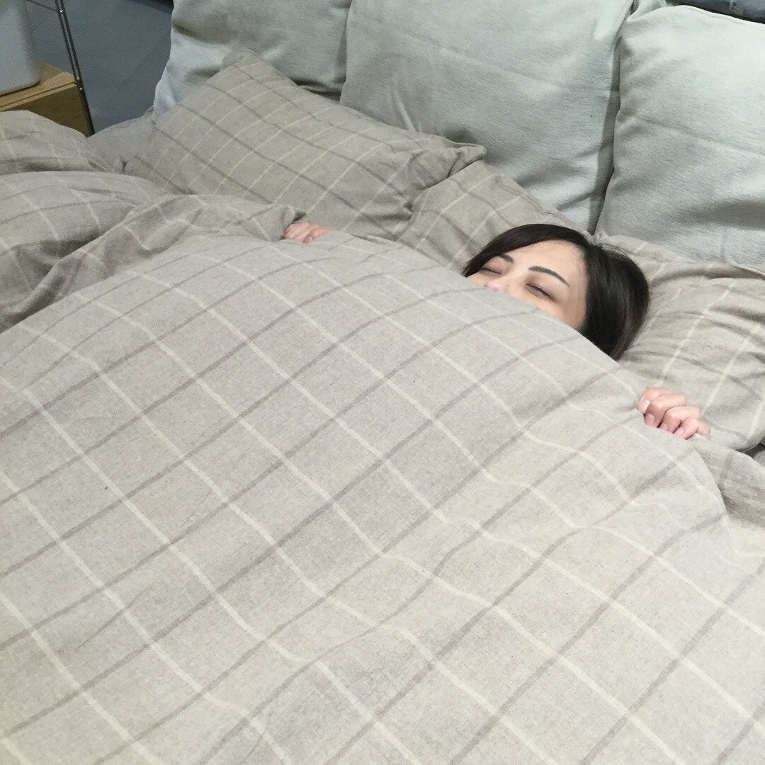 フランネルの寝具で寝ている女性の写真