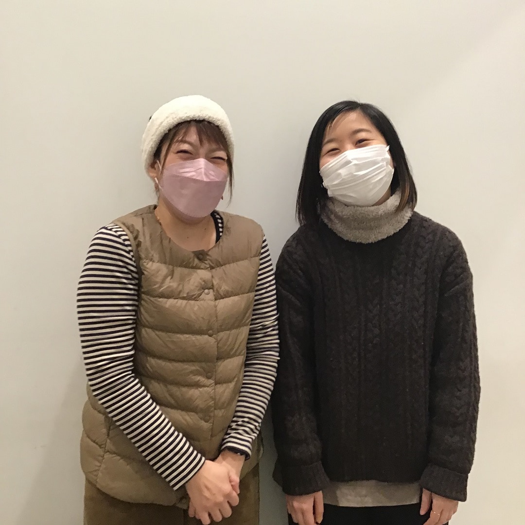 二人笑顔で並んでる写真
