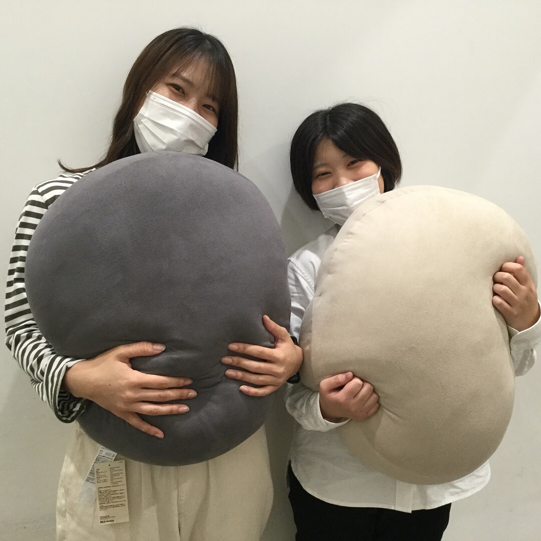クッションを抱いてるスタッフの画像