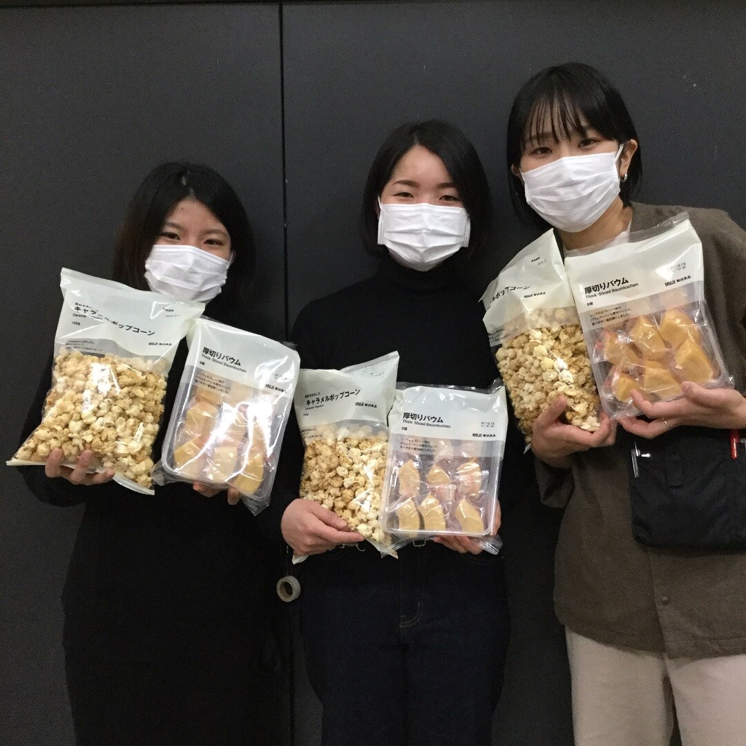 お菓子持った3人