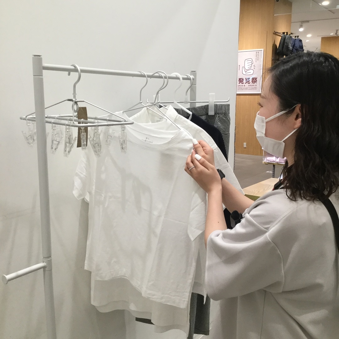 ハンガーを掛けてる写真