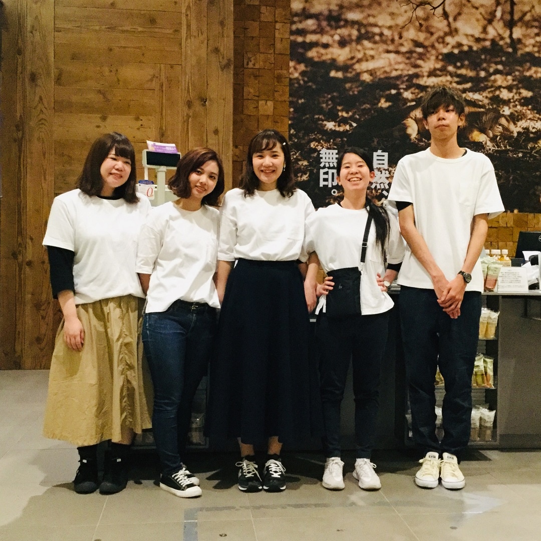 キービジュアル画像：週末、白Ｔシャツ着ています｜スタッフのおすすめ