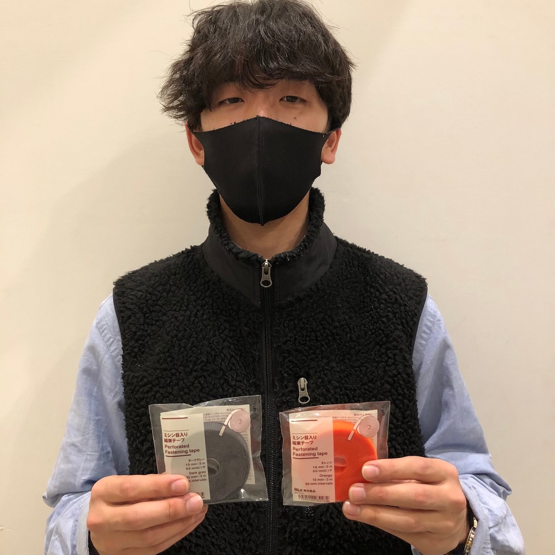 結束テープスタッフが持っている写真