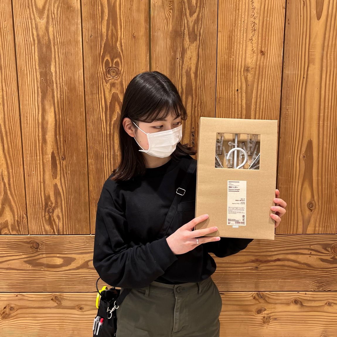 スタッフが商品を持っている写真