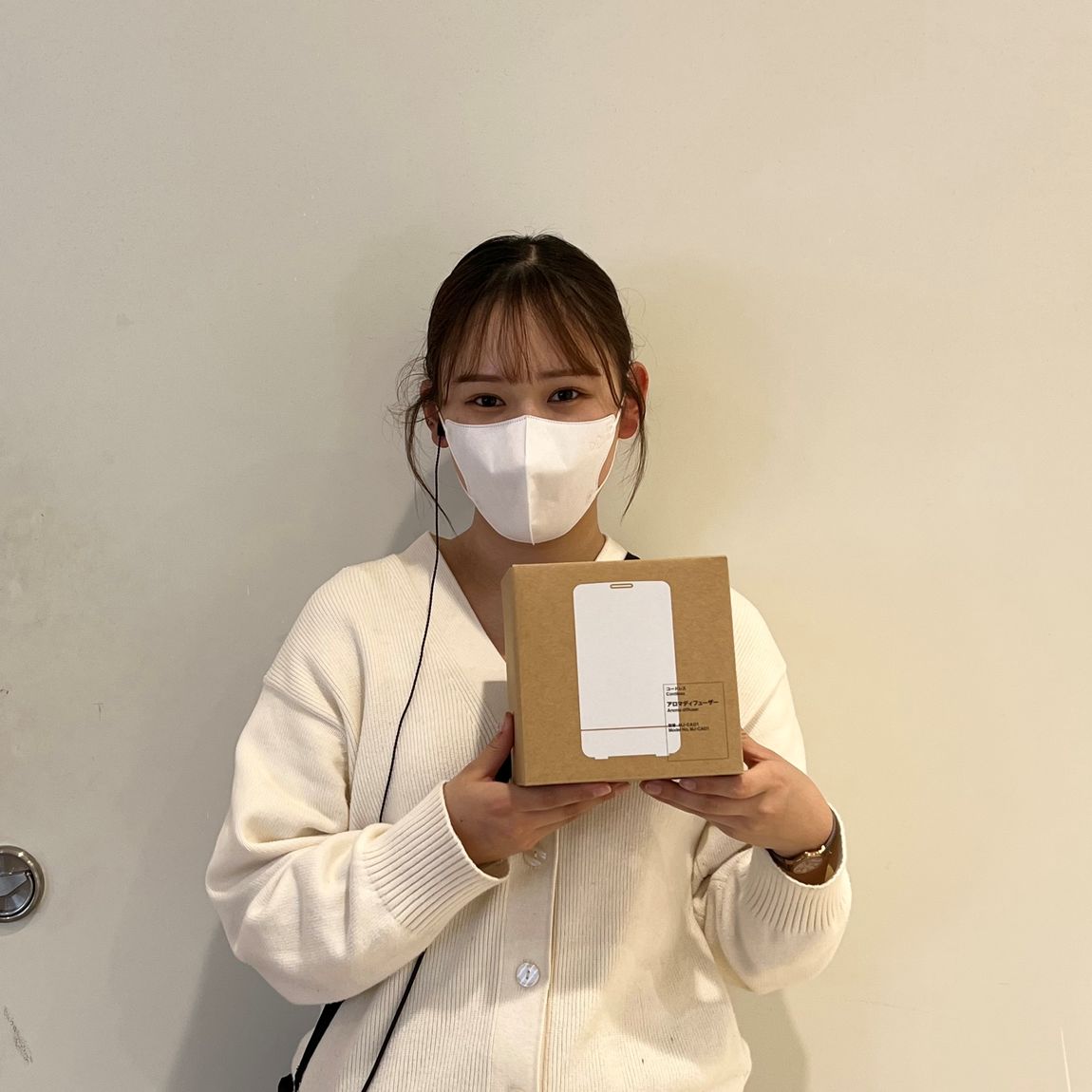 【そごう千葉】コードレスディフューザーをスタッフが持っている写真