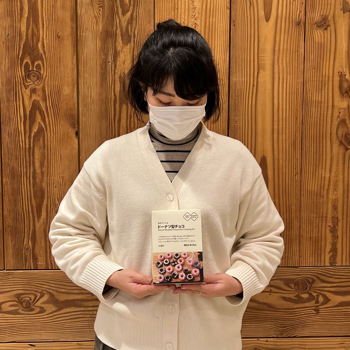 スタッフが商品を持っている写真