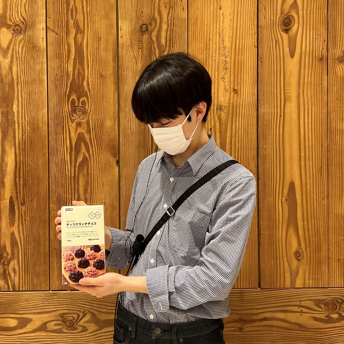 スタッフが商品を持っている写真