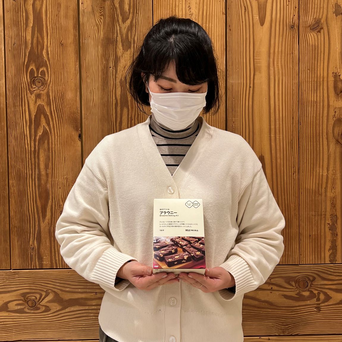 スタッフが商品を持っている写真
