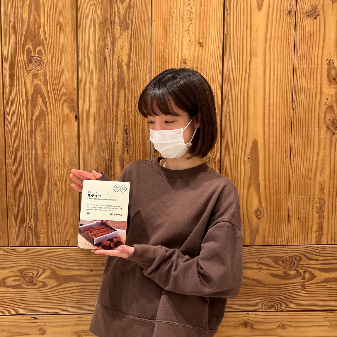 生チョコをスタッフが持っている写真