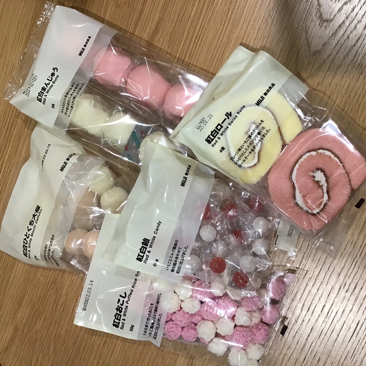 紅白のお菓子を集めました