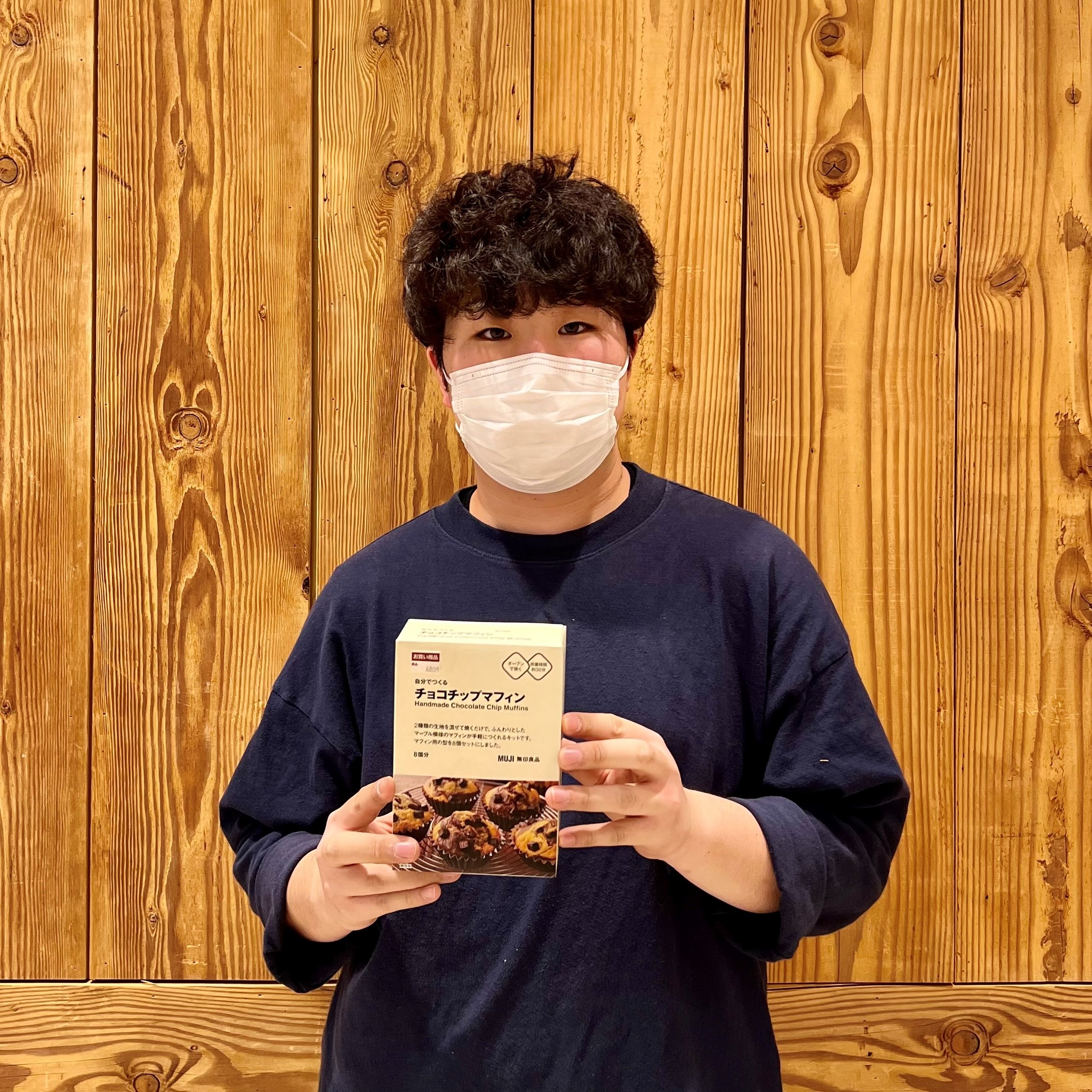 スタッフが商品を持っている画像