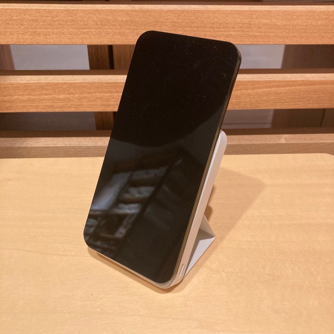 【そごう千葉】持ち歩きに便利なスマホスタンドにもなるモバイルバッテリー_1DYe6h