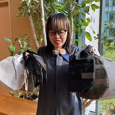 【グランフロント大阪】ふだんも旅も、これひとつ。中身が見える、持ち手付きメッシュ巾着。