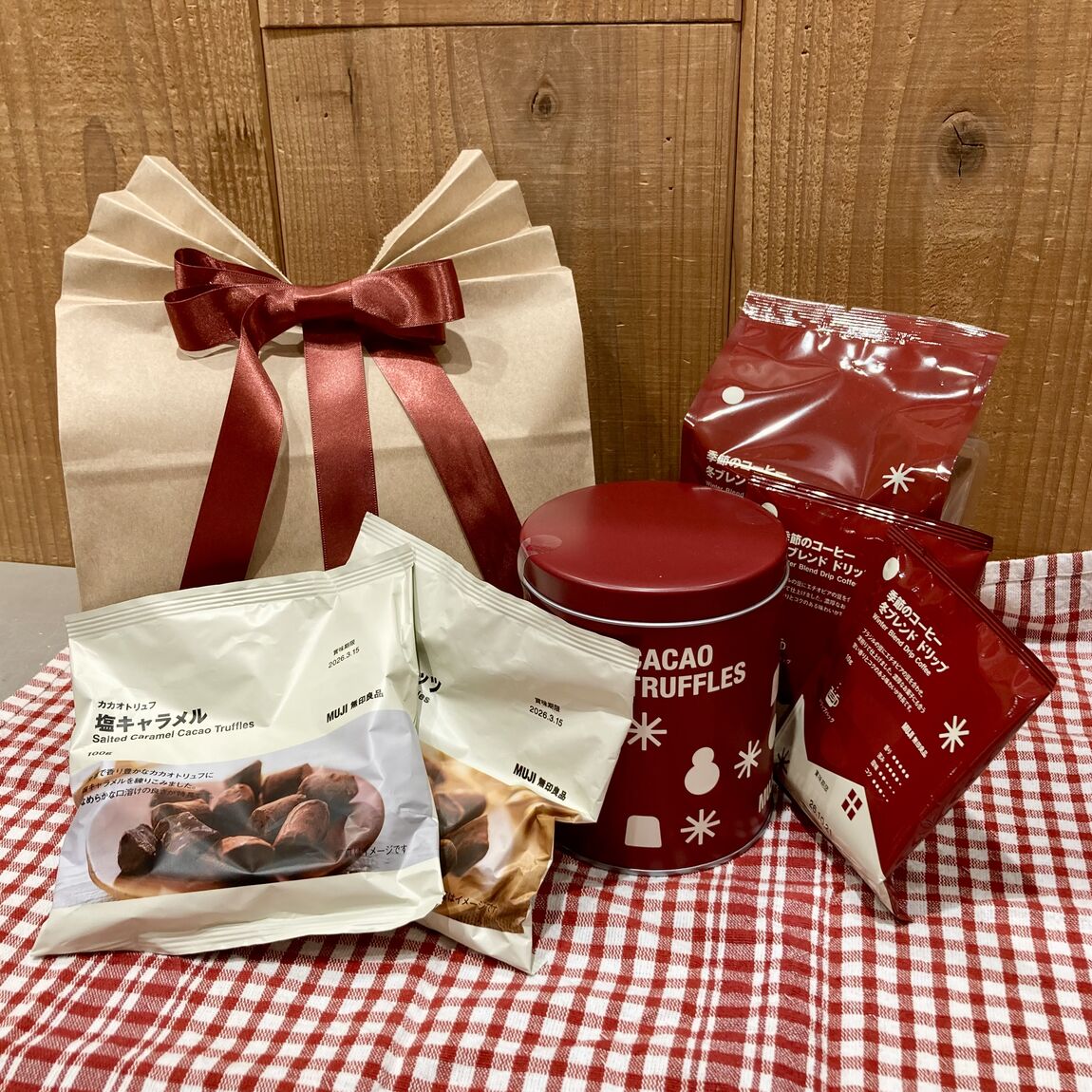 カカオトリュフとコーヒーの写真