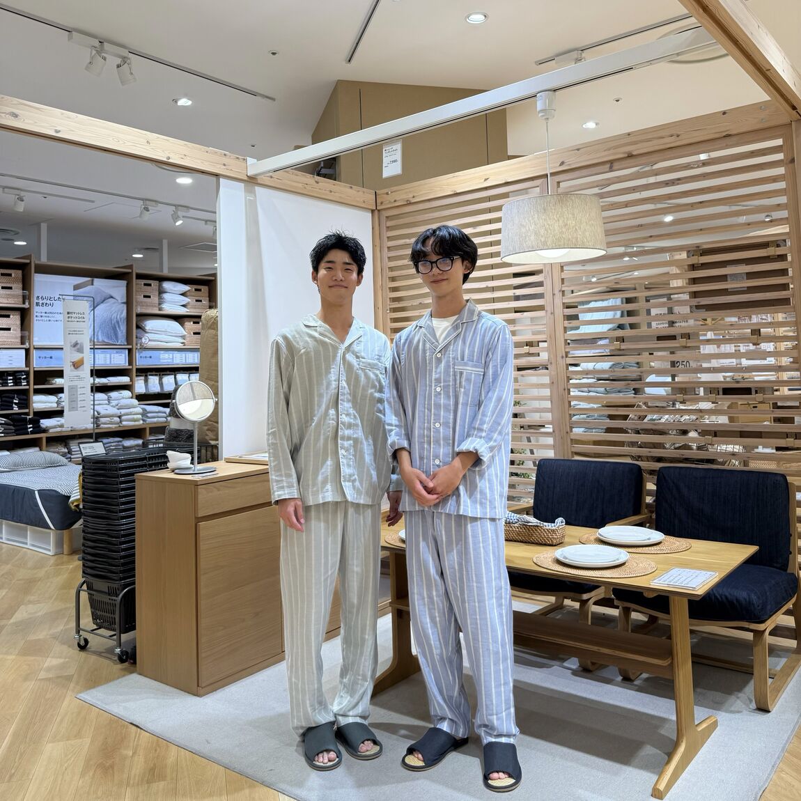 紳士パジャマを着た2人の写真