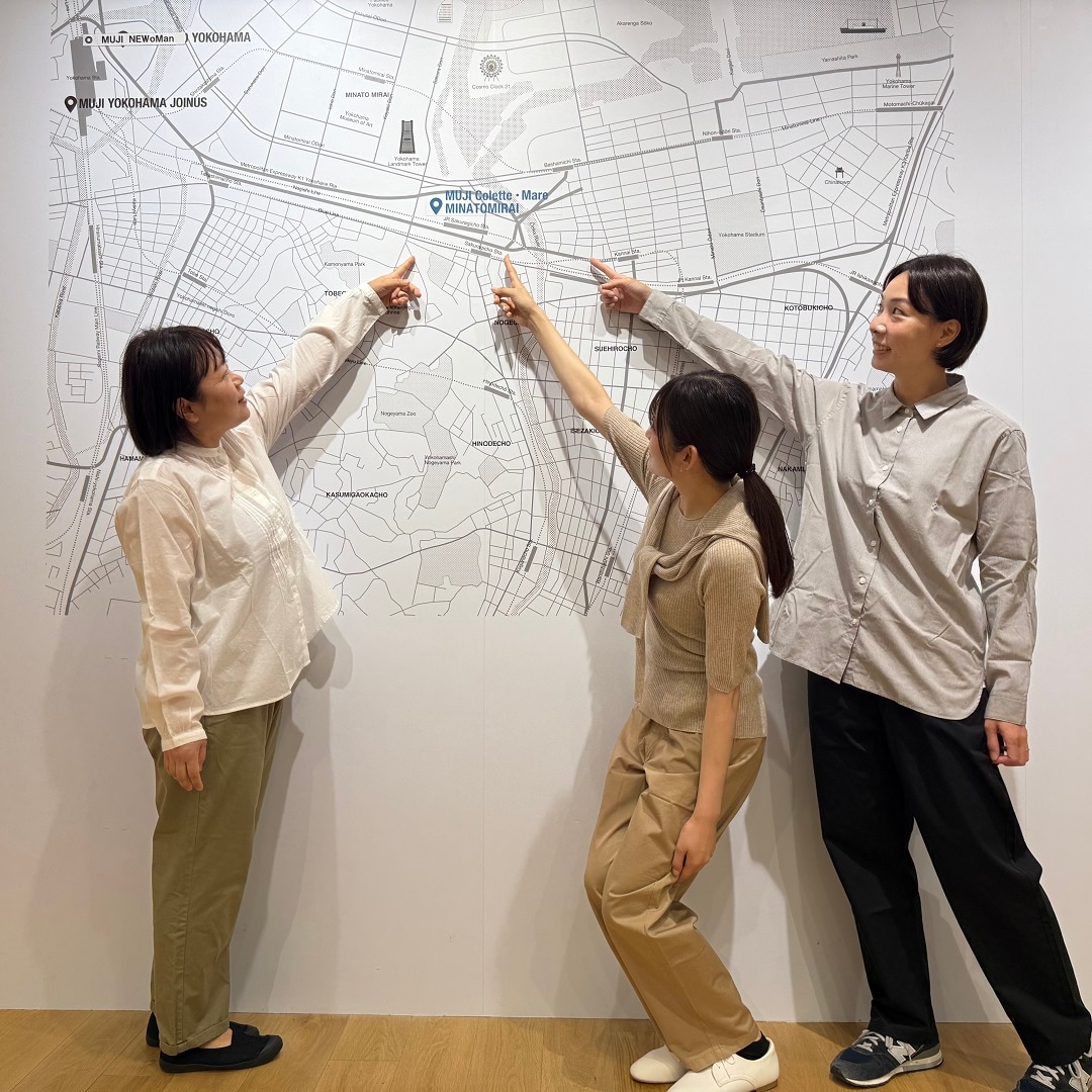 コットンイージーパンツを履いている3人の写真