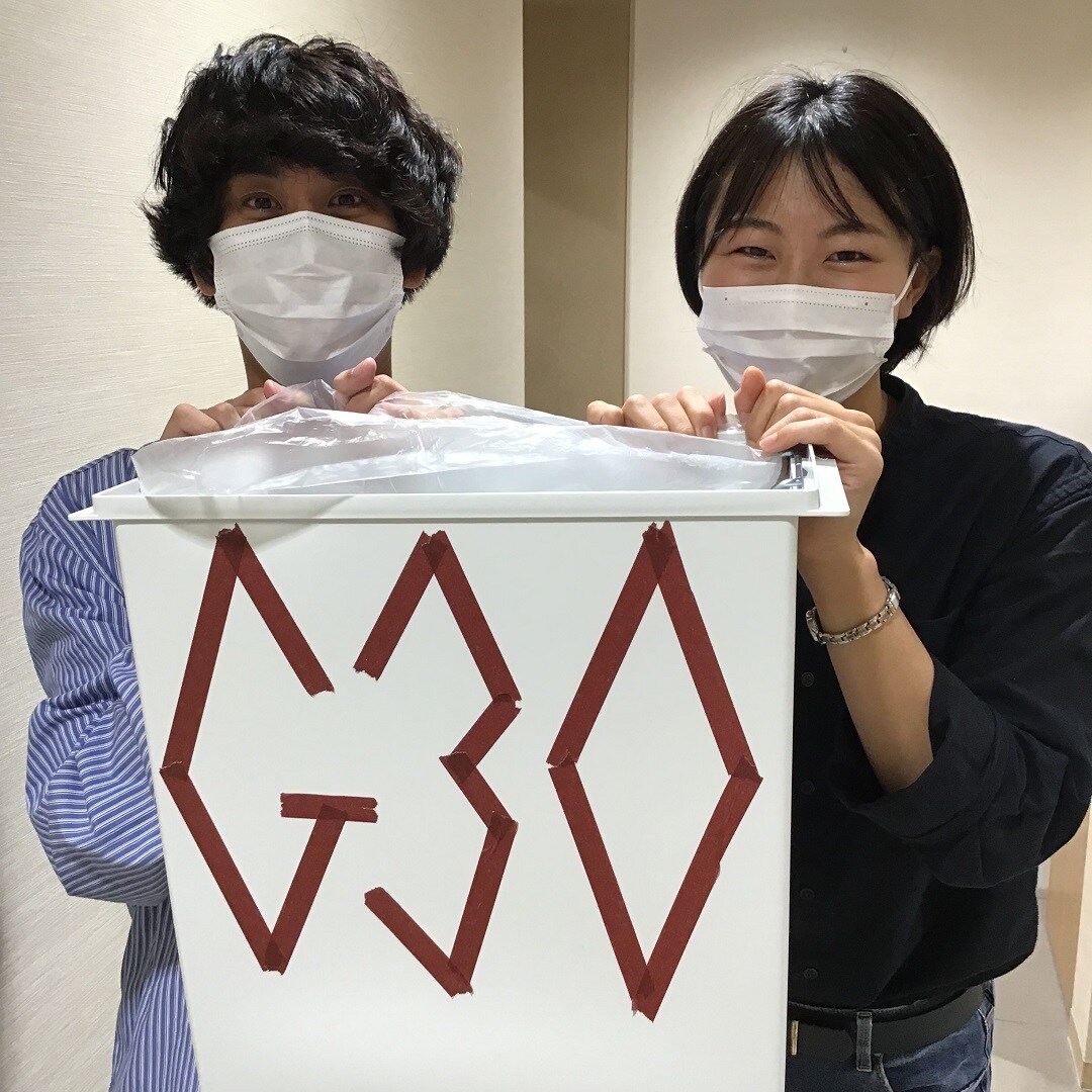 男女スタッフとダストボックスの写真