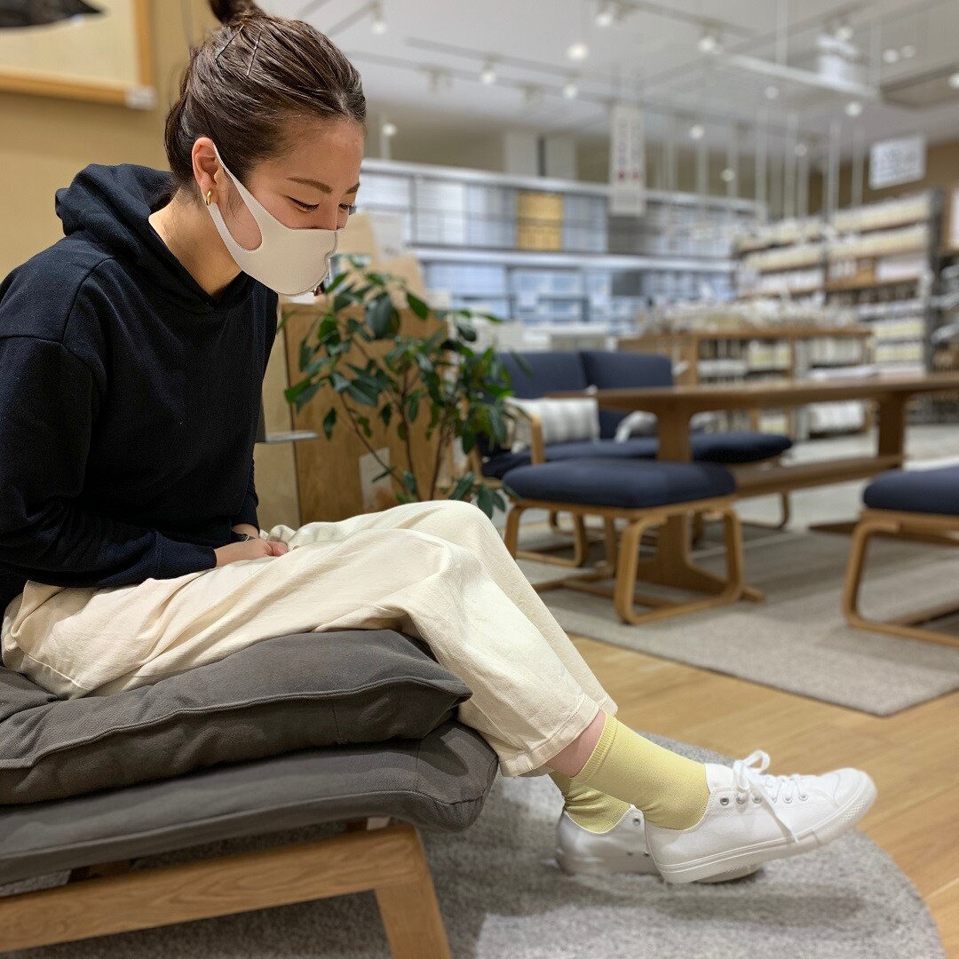 【mozoワンダーシティ】新色靴下で足もとを春カラーに。