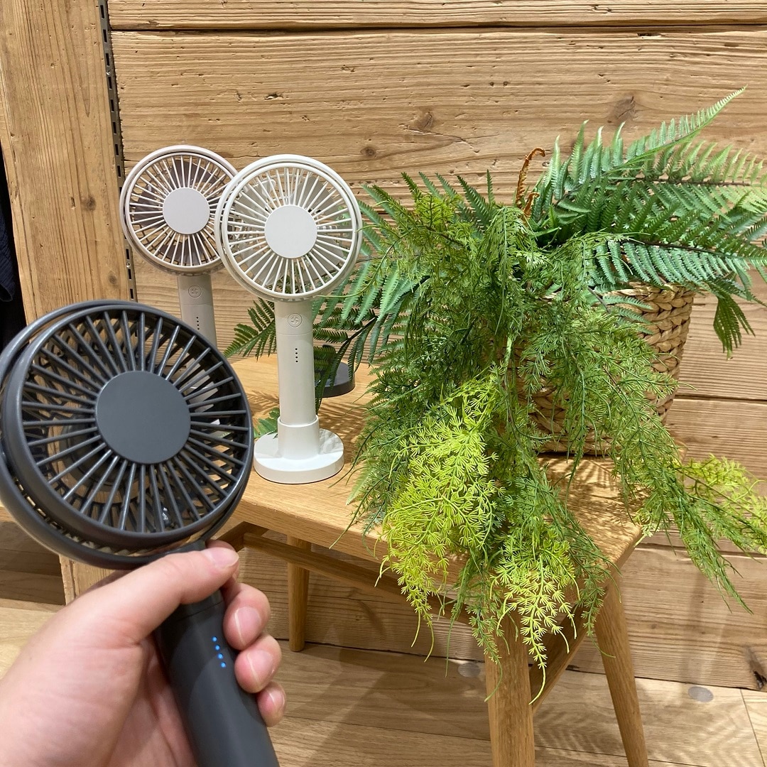 【もっと風を、もっと快適に】角度が変えられる充電式ハンディファン