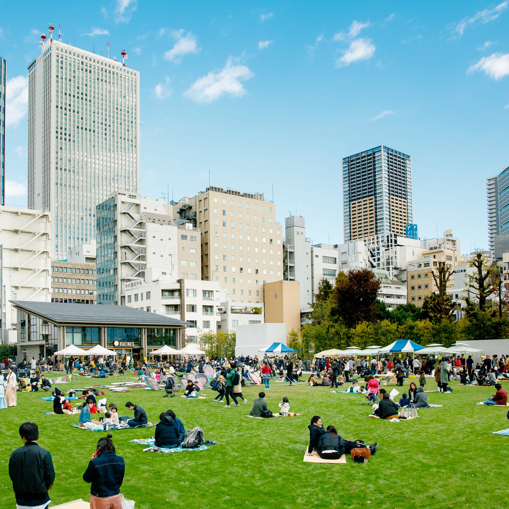 キービジュアル画像：芝生でビールが楽しめる『nest marche』｜イベント