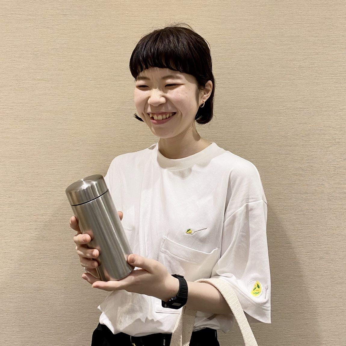 ボトルを持ったスタッフ