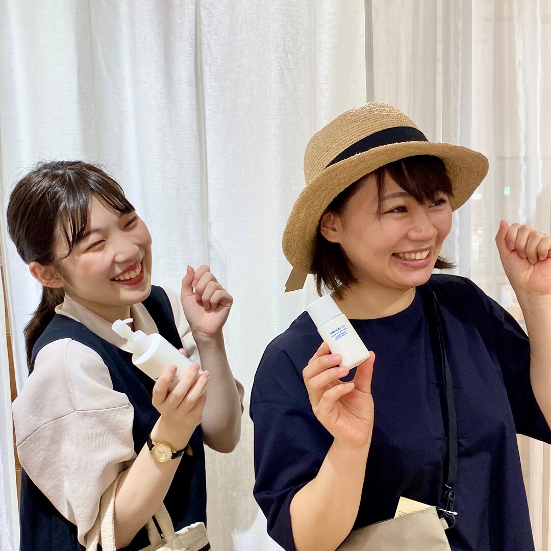 スタッフが日焼け止めをもった写真