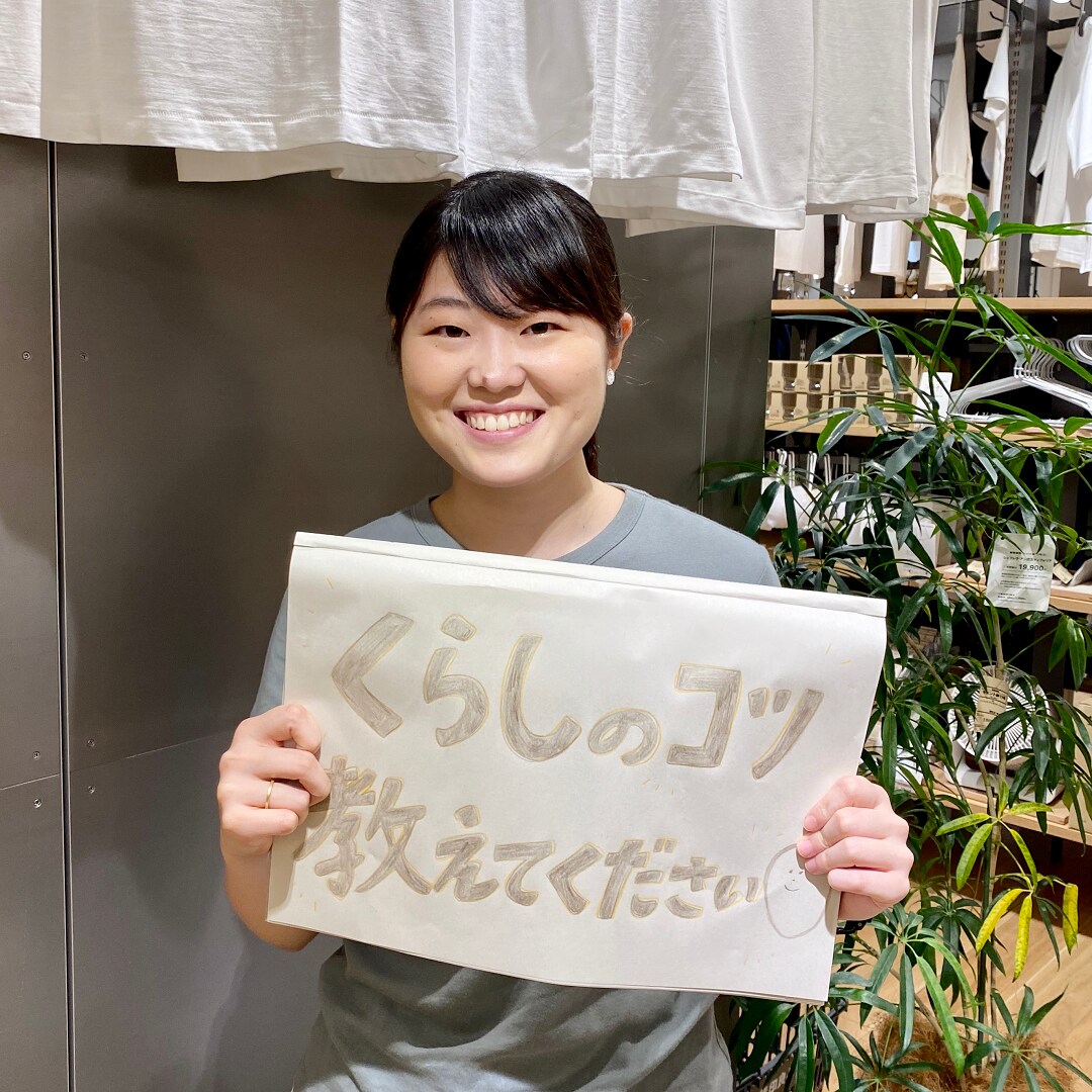 スケッチブック持ったスタッフ