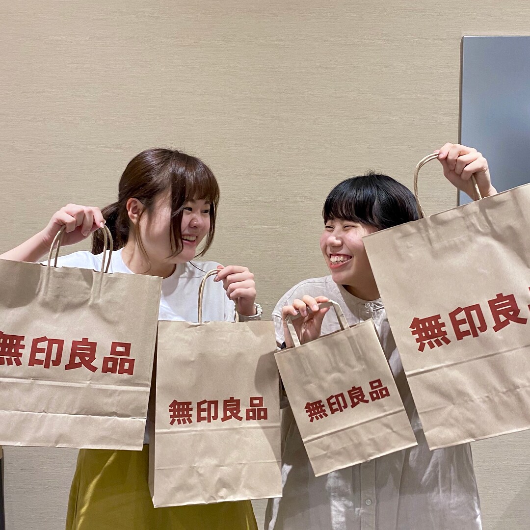 袋もったスタッフ
