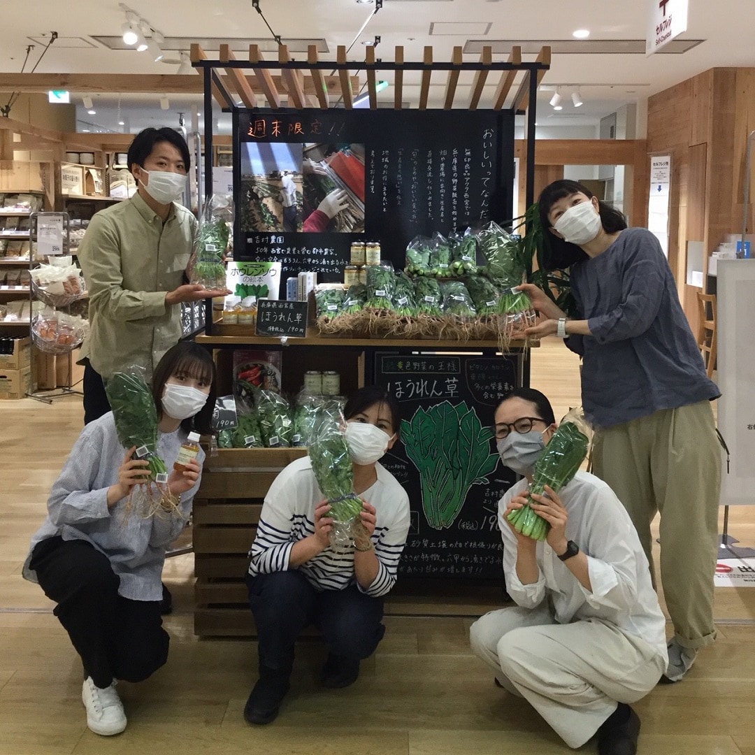野菜売場とスタッフの写真