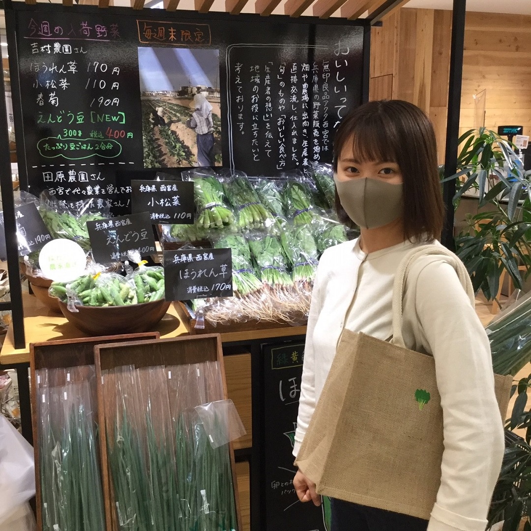 野菜売場とスタッフの写真