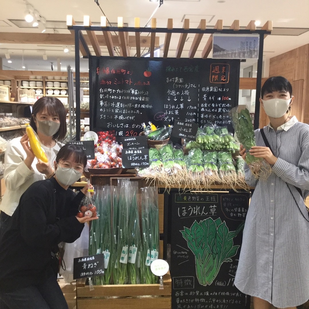 野菜売場とスタッフの写真
