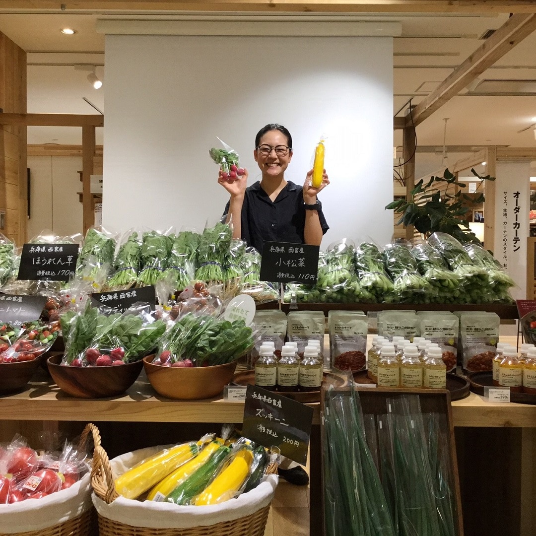野菜売場とスタッフの写真
